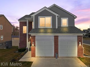 3947 Maple Ln, Auburn Hills, MI 48326