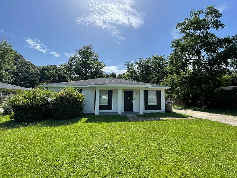 7500 Newcombe Dr — Photo 2
