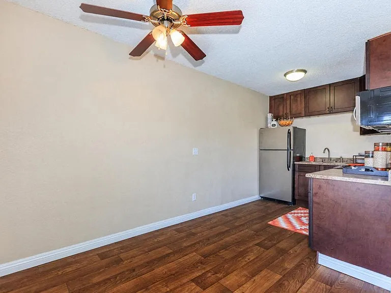 Dorado Plaza Apartments — Photo 27