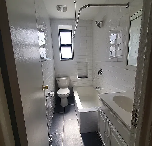 2111 Beekman Pl #4L — Photo 4