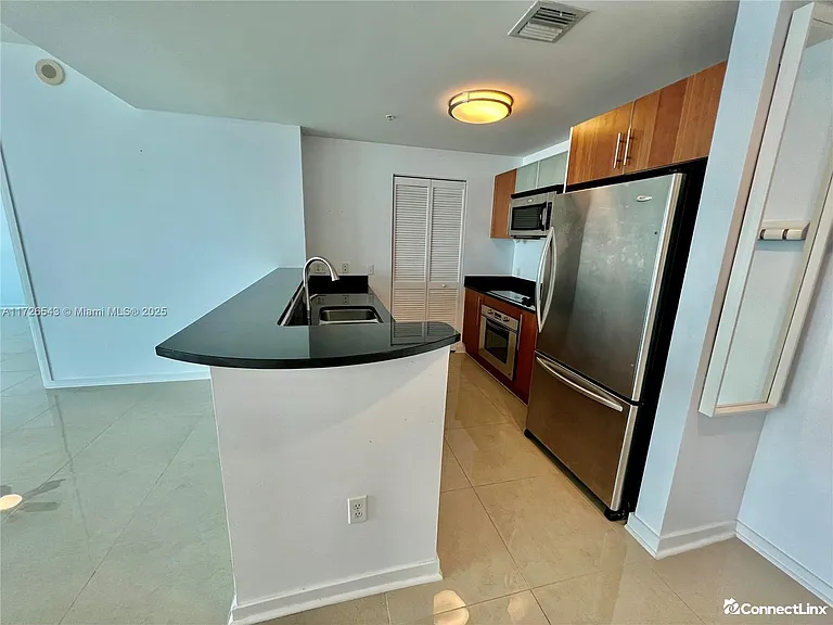 300 S Biscayne Blvd — Photo 4