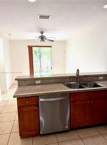 10747 NW 76th Ln — Photo 4