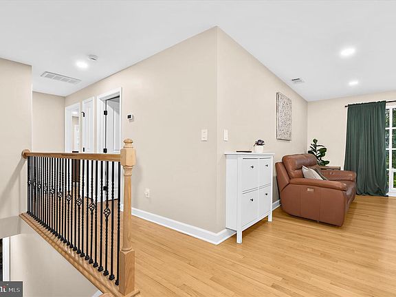 4th image of 748 Evergreen Rd