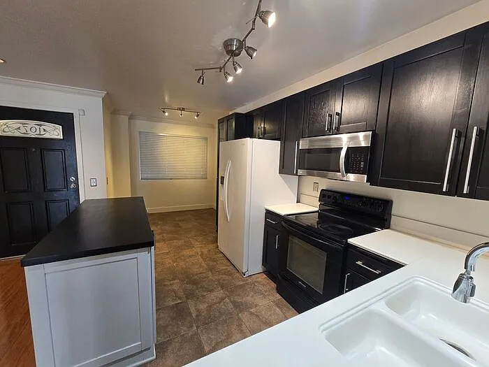 Building Photo - 8880 Villa La Jolla Dr #107