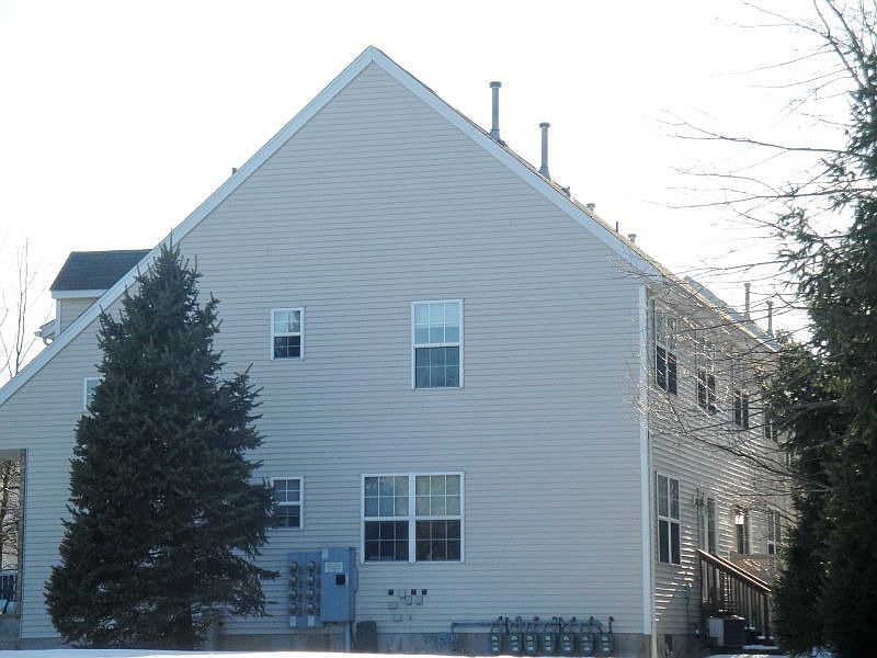 2nd image of 60 Parkside Ct #60