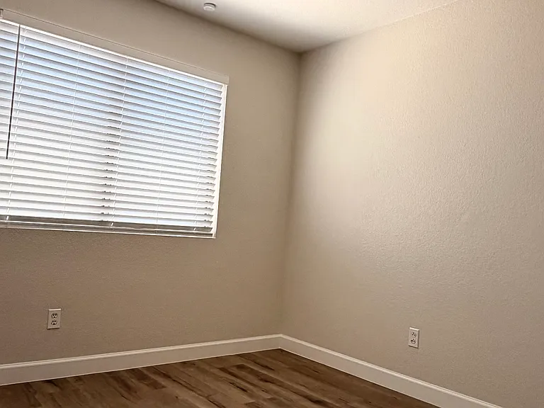 2nd Bedroom (New fandelier)