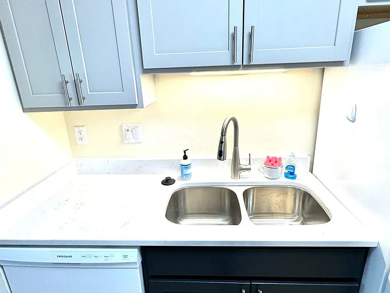 2525 University Ave — Photo 7