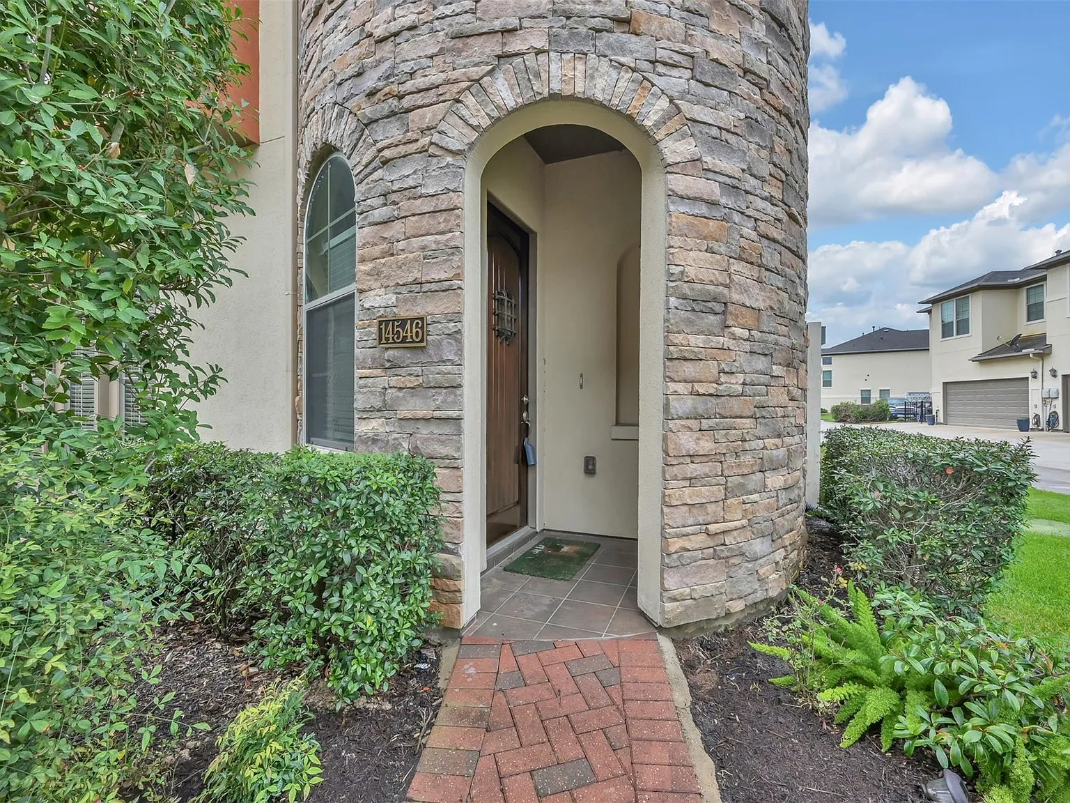 3 bed, 2.5 bath, 2147 sqft, $2,600 — Photo 3