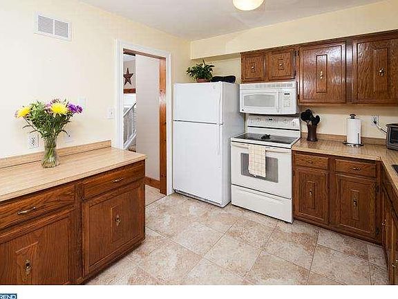 4th image of 12 Dover Ct