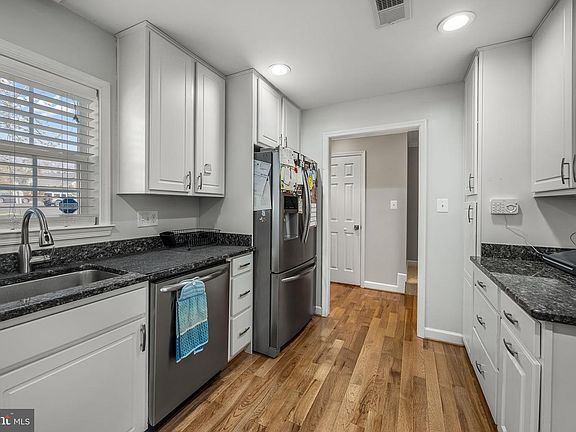 5th image of 202 Leeds Ct E