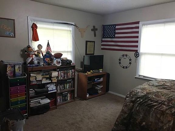 3rd image of 816 Perry Dr