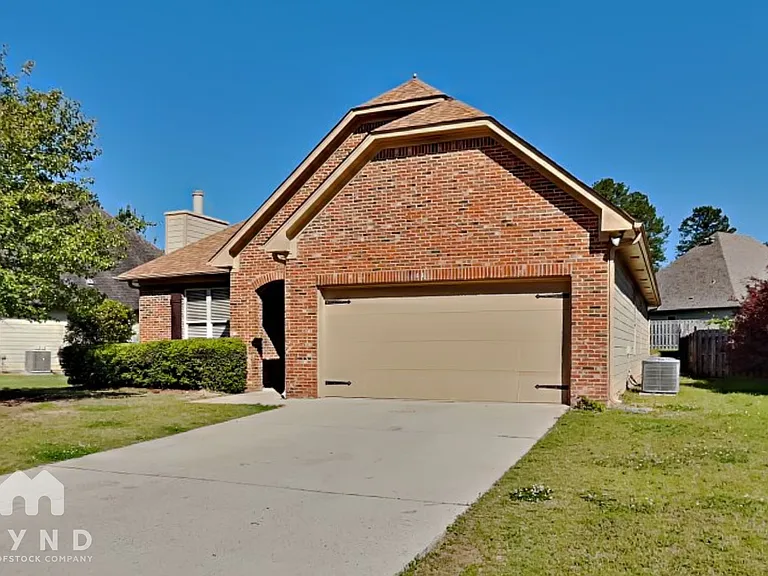 1007 Riviera Dr — Photo 1