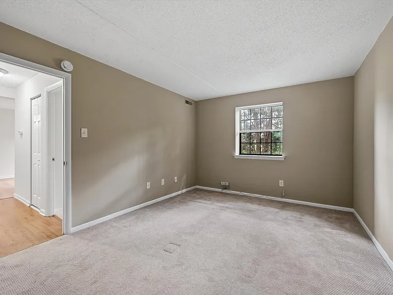 2402 Pond View Dr — Photo 7