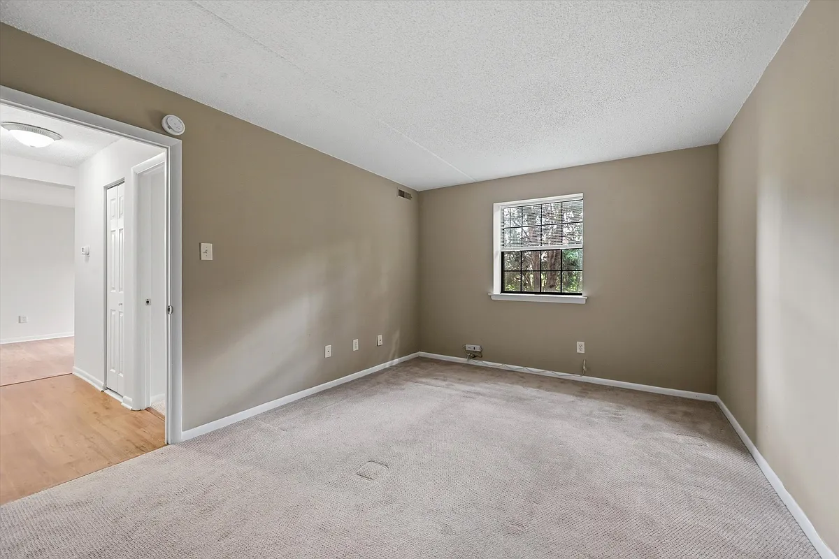 Building Photo - 2402 Pond View Dr