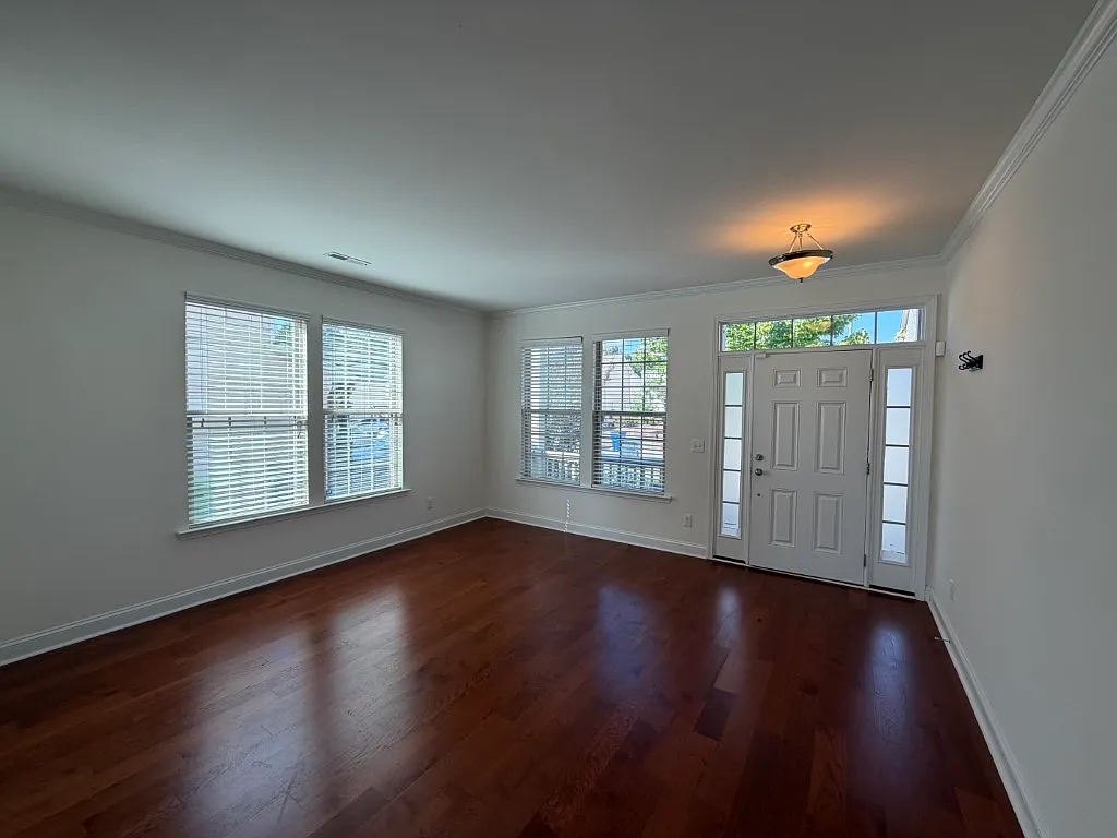 3 bed, 2.5 bath, 2320 sqft, $2,000 — Photo 2
