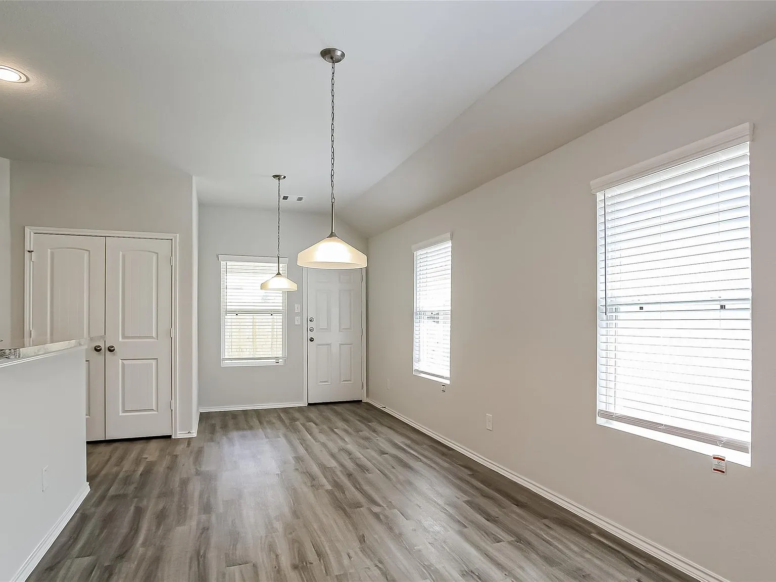 3 bed, 2.0 bath, 1307 sqft, $1,825 — Photo 4