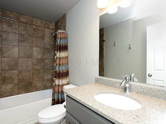 4th image of 809 23rd Ave W