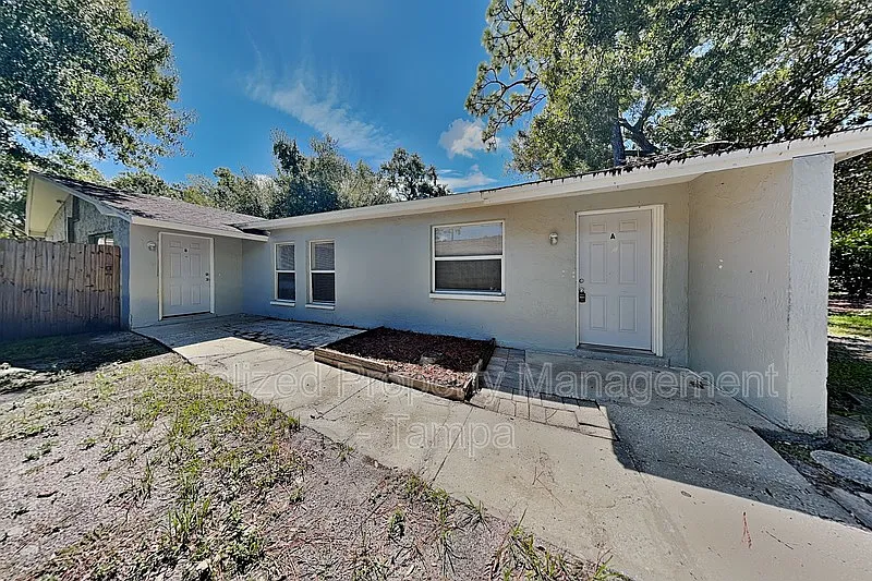 3 bed, 1.0 bath, 855 sqft, $1,599 — Photo 2