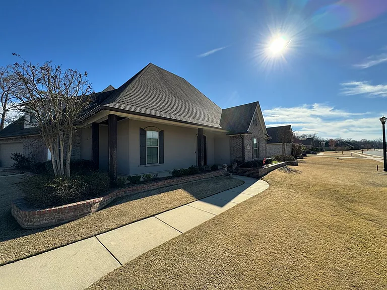 470 Long Acre Dr — Photo 1