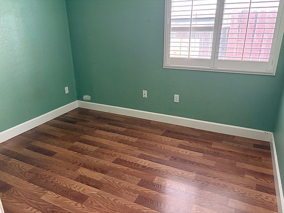 3rd image of 1352 Evergreen Way