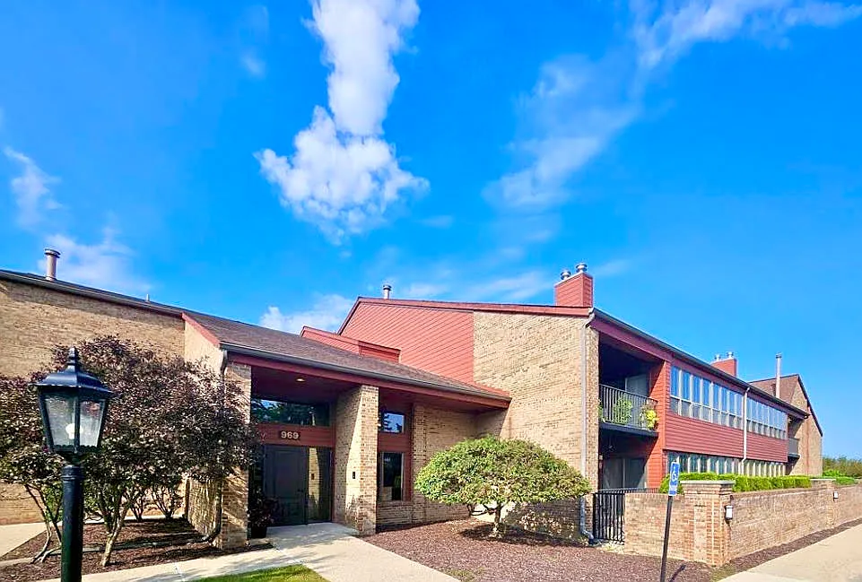 Photo 2 of 24 - 969 Greenview Ct #43 - Rochester, MI Building Photo - 969 Greenview Ct #43