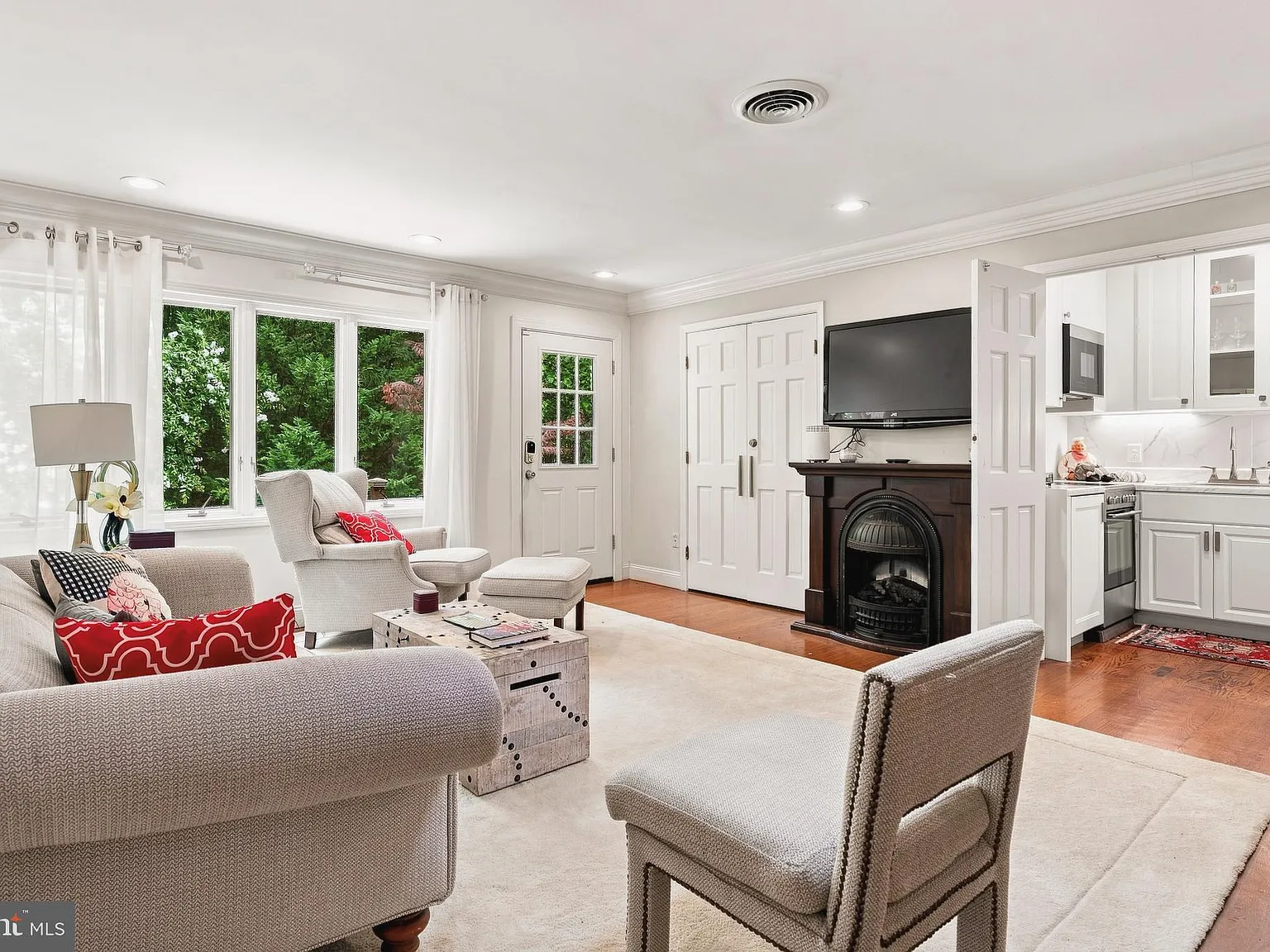 3 bed, 2.0 bath, 1600 sqft, $5,500 — Photo 3