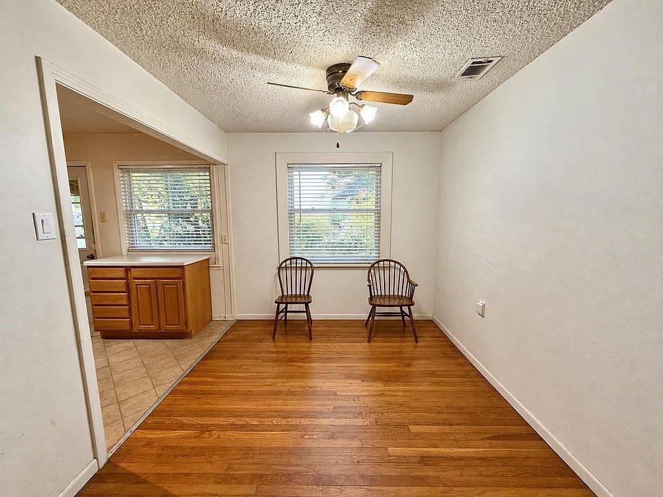 7th image of 409 Oak Dr
