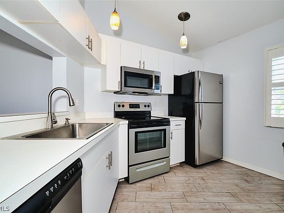 3rd image of 12065 Summergate Cir APT 202