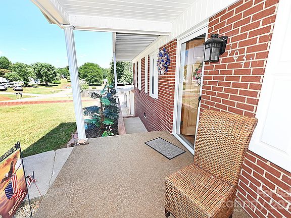4th image of 1031 Elm Cir