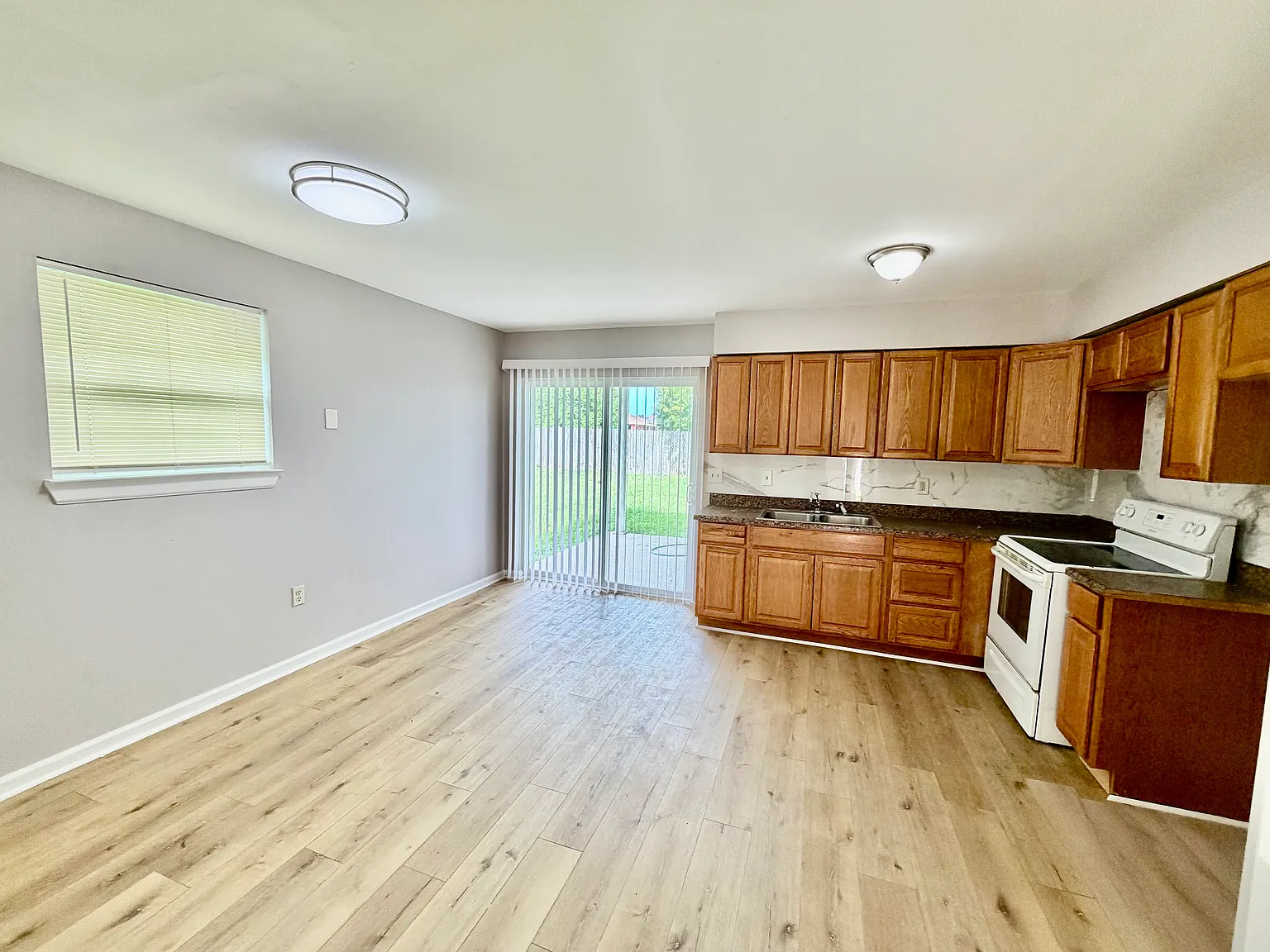 2 bed, 1.5 bath, 1100 sqft, $1,200 — Photo 4