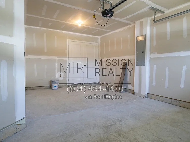8756 Whitman Dr — Photo 10