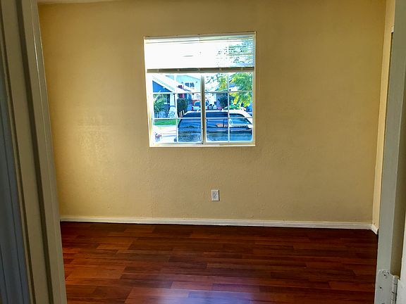 3rd image of 1053 W 51st Pl #1