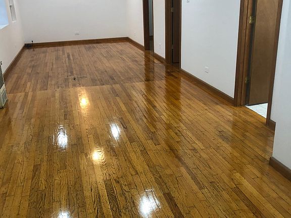 2nd image of 954 N Winchester Ave #1R