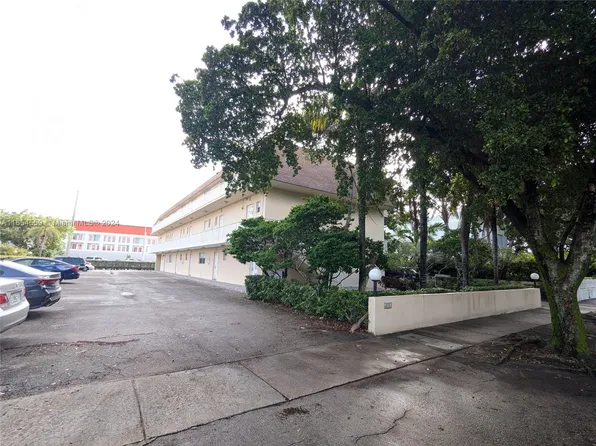 413 Swallow Dr APT 9, Miami Springs, FL 33166