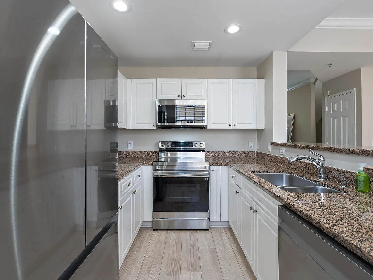 3 bed, 3.0 bath, 1890 sqft, $6,495 — Photo 4