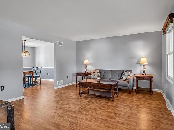 4th image of 194 Fairview St