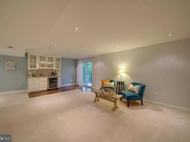 494 Pitt Ct — Photo 2