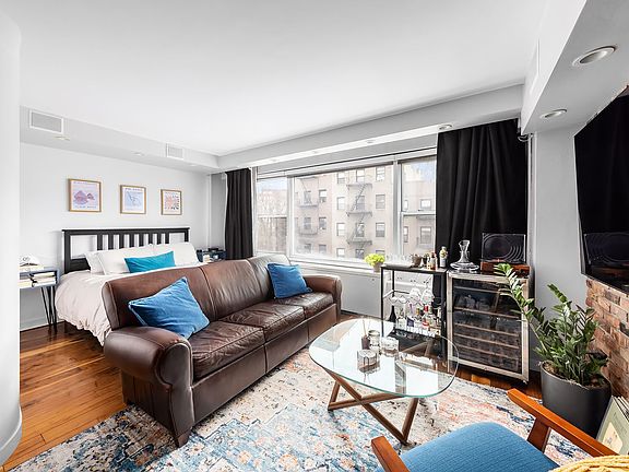 5th image of 33 Greenwich Ave APT 4E