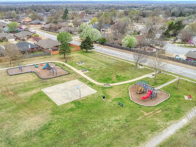 525 Talon Dr — Photo 36