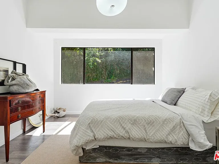 2350 Benedict Canyon Dr — Photo 28