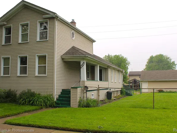 656 Pine St, Wyandotte, MI 48192
