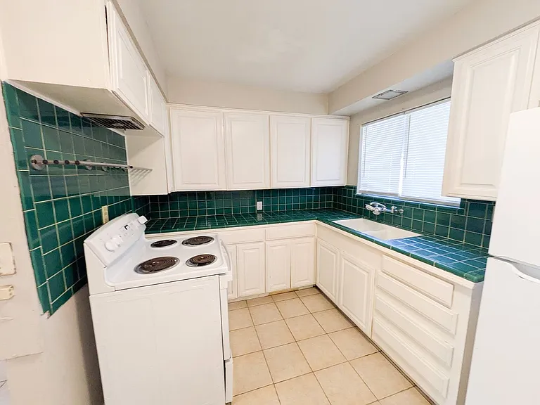 2109 Coronado Pl — Photo 4