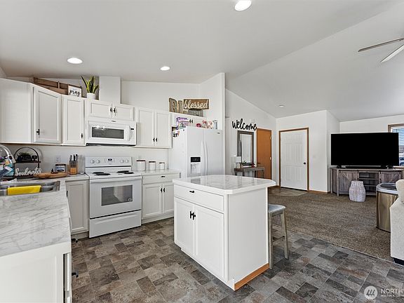 3rd image of 1180 E Columbia