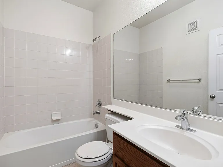 425 Regatta Ln #103-00 — Photo 10