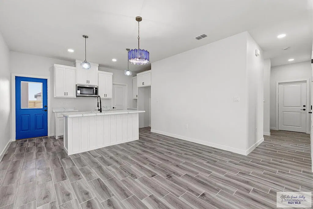 3 bed, 2.0 bath, 1362 sqft, $2,300 — Photo 4