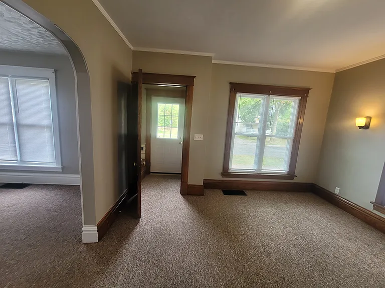 1123 W North St — Photo 14