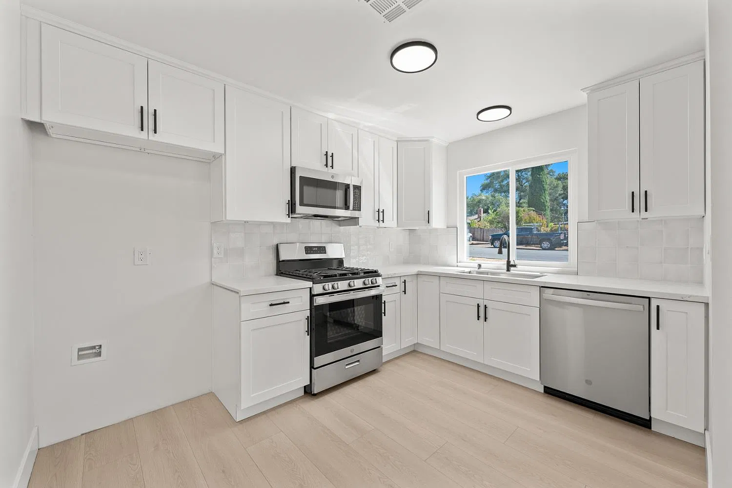 2 bed, 700 sqft, $2,500 — Photo 3