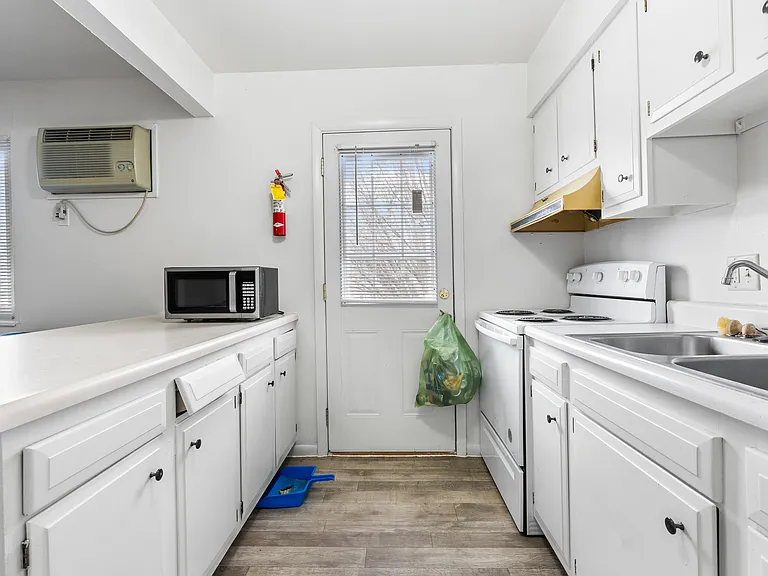 900 W Jefferson Blvd #J — Photo 9
