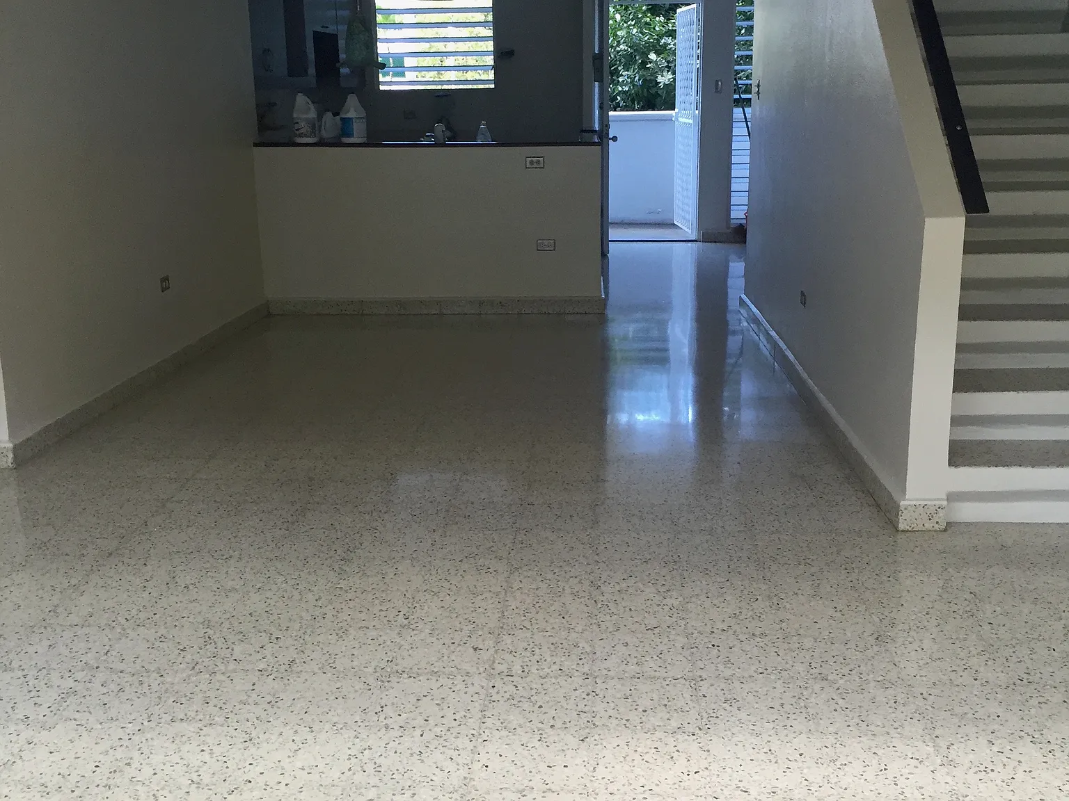 3 bed, 1.5 bath, 1050 sqft, $1,900 — Photo 2