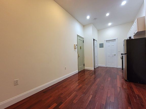 3rd image of 415 W 56th St #99